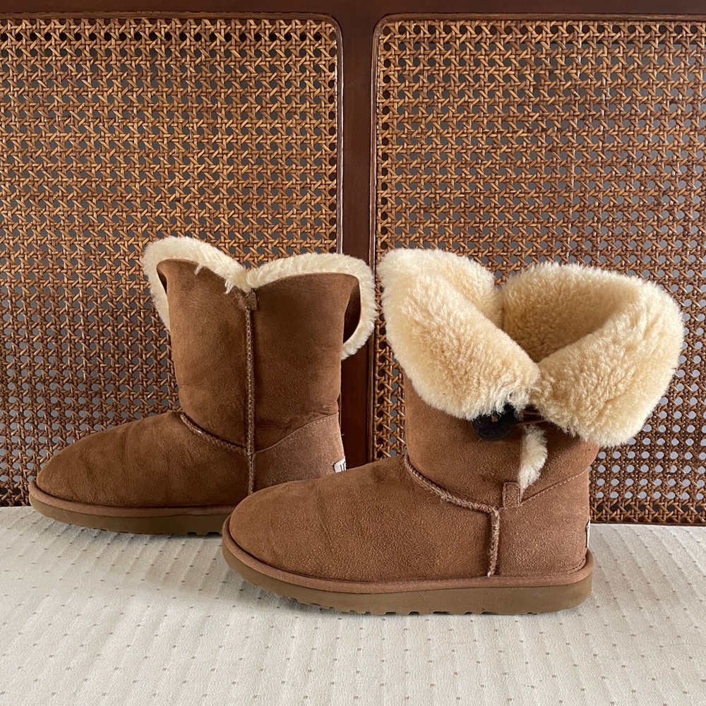 UGG Chestnut Tan Sheepskin Boots, Bailey Button, Size 8 Women’s - Picture 4 of 11